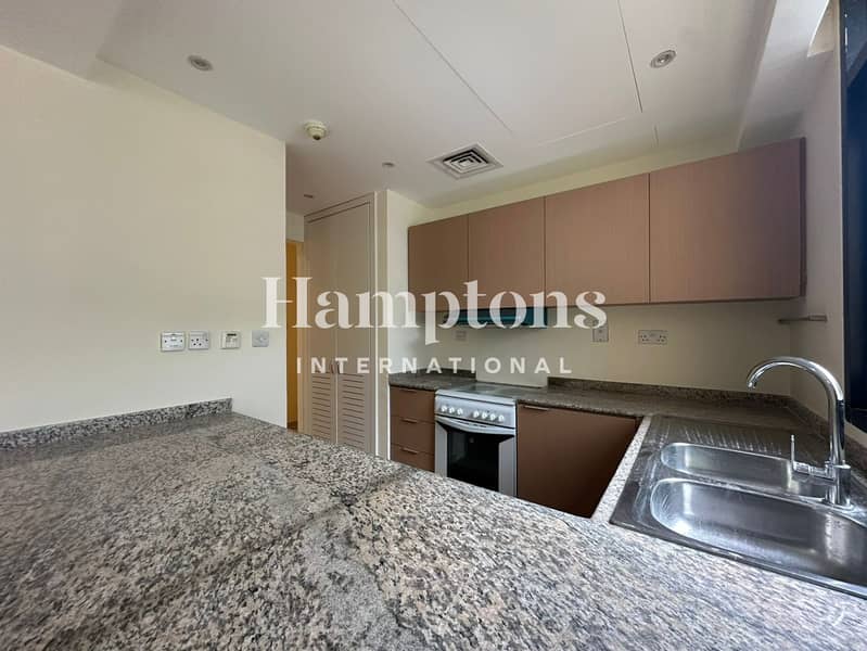 UPGRADED | BRIGHT- SPACIOUS | READY TO MOVE IN - Image 6