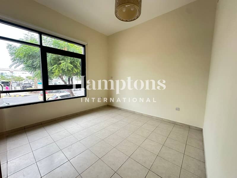 UPGRADED | BRIGHT- SPACIOUS | READY TO MOVE IN - Image 12