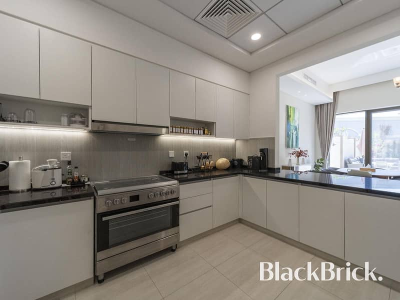 Beautifully extended villa with largest garden - Image 10