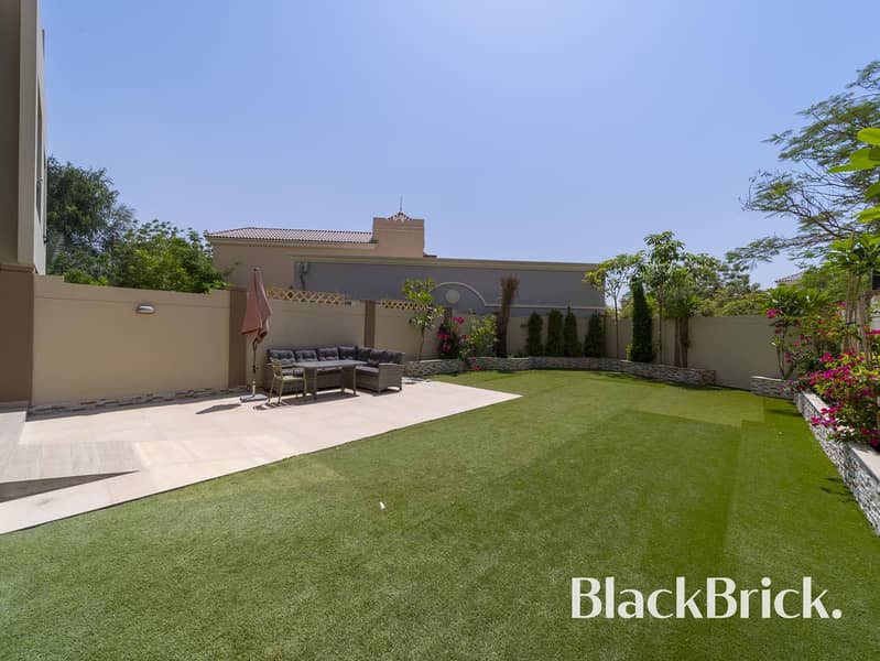 Beautifully extended villa with largest garden - Image 13