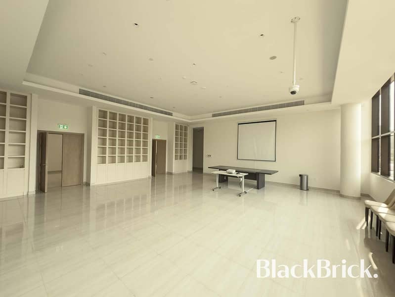 Beautifully extended villa with largest garden - Image 19