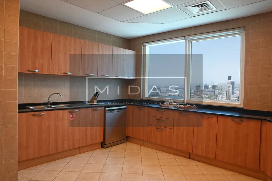 Spacious I Beach Access I Sea View I Near Tram - Image 6