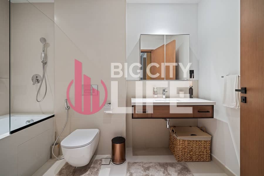 Amazing Water and Yacht Club View ll Fully Furnished & Ready to Move In - Image 10