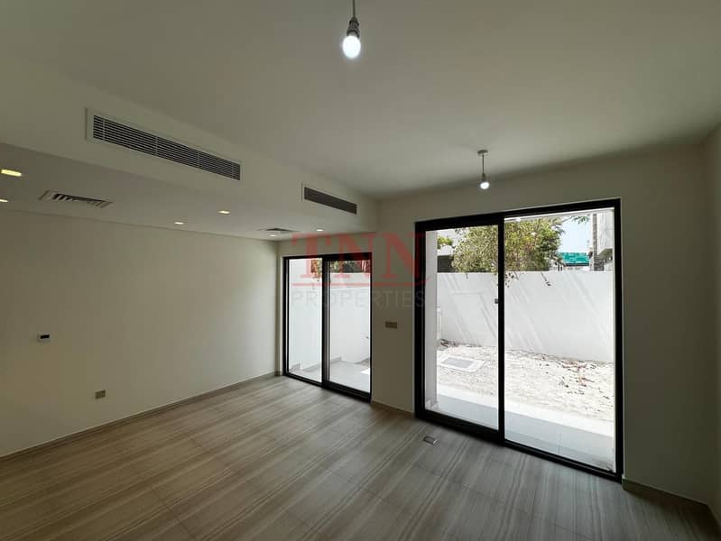 EXCLUSIVE | SINGLE ROW | READY TO MOVE - Image 9