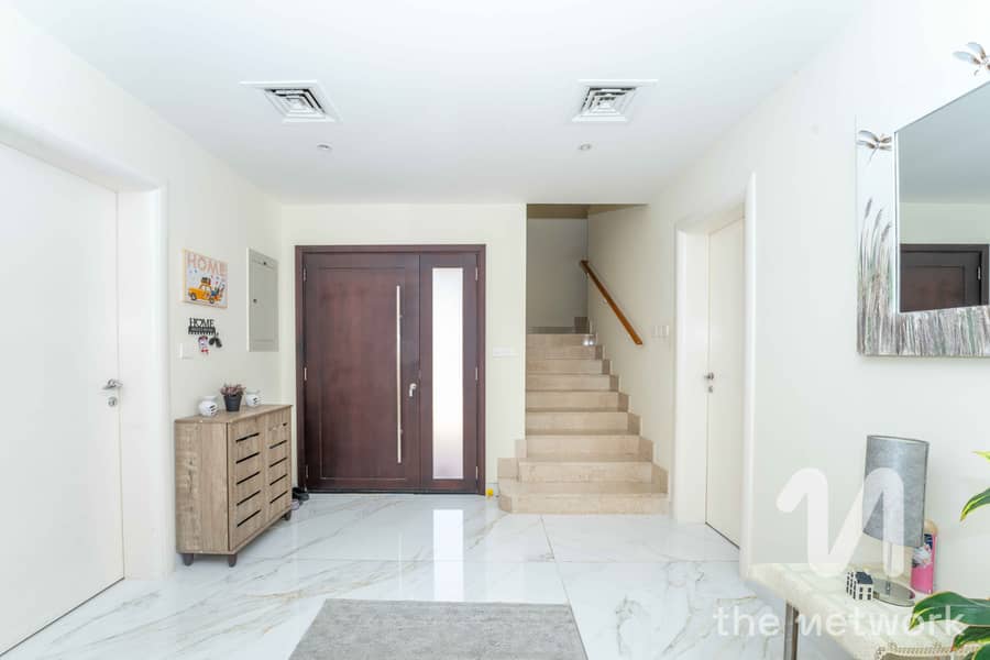 Upgraded Villa | Large Plot | Prime Location - Image 8