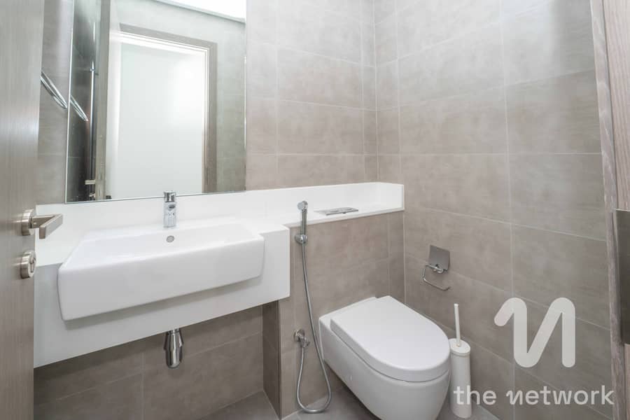 Large Layout | Skyline Views | Full Privacy - Image 7