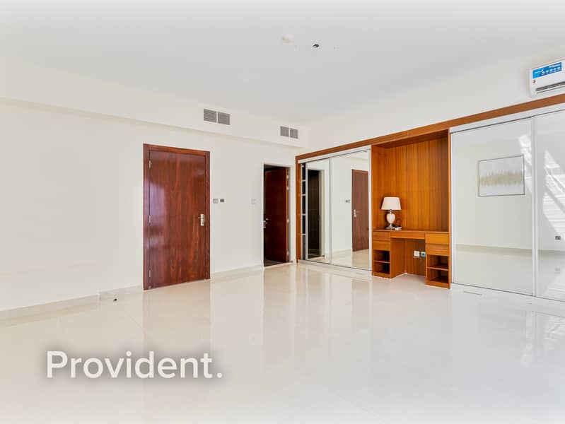 Furnished | Vacant | Huge Garden | Premium Villa - Image 7