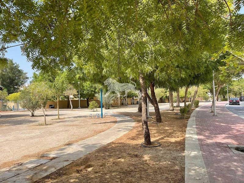 Large 2 BR Opposite Park Attractive Price - Image 16