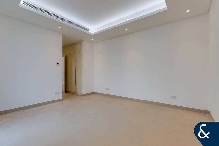 Fully Upgraded | 6 Bedroom Beachfront Villa