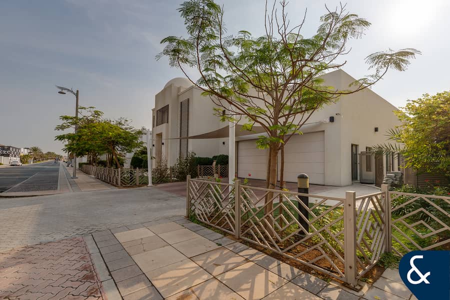 Fully Upgraded | 6 Bedroom Beachfront Villa - Image 28