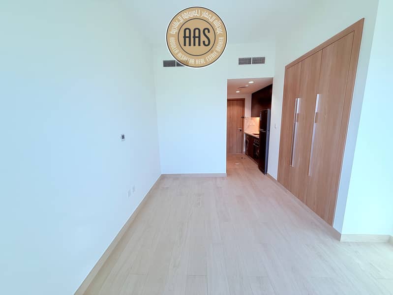 Chiller free building studios Apartments available for rent