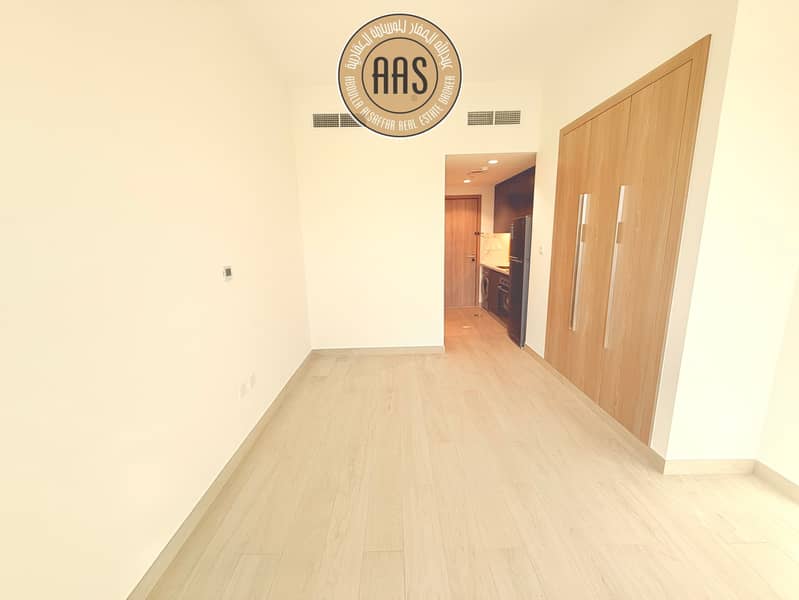 Chiller free building studios Apartments available for rent