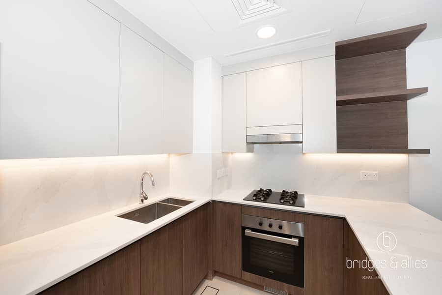 SINGLE ROW | BACKING POOL | END CORNER UNIT | 4BR