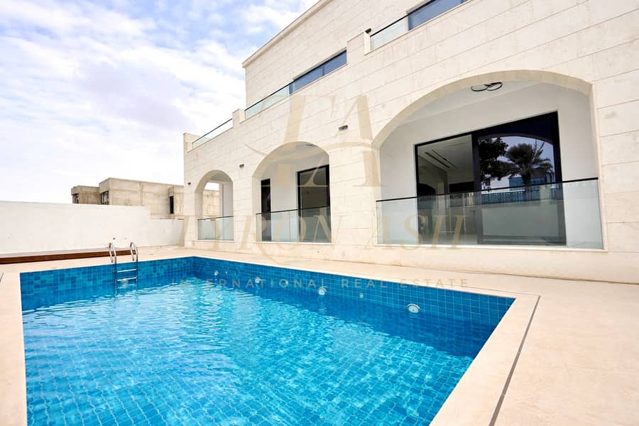 BRAND NEW - LUXURY LIVING - PRIVATE POOL