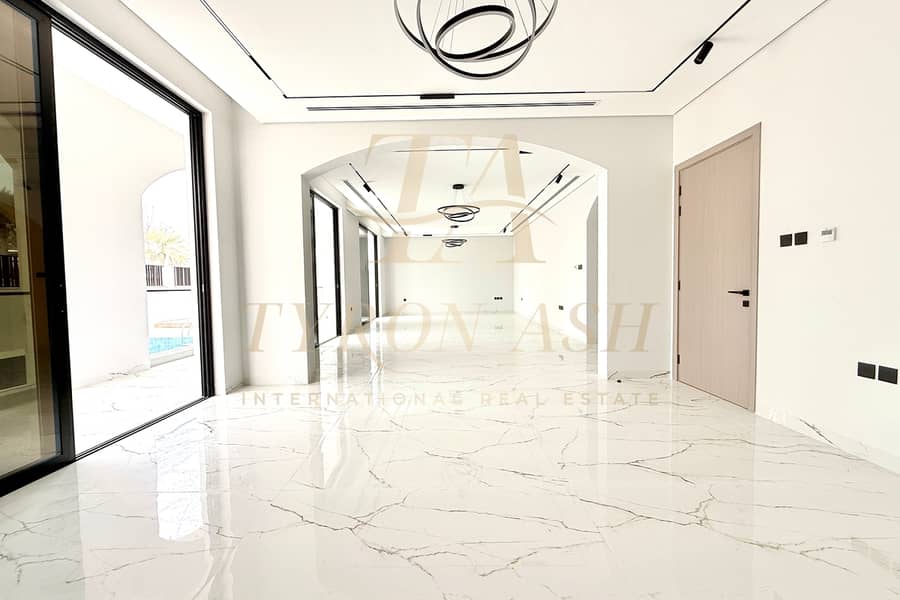 BRAND NEW - LUXURY LIVING - PRIVATE POOL