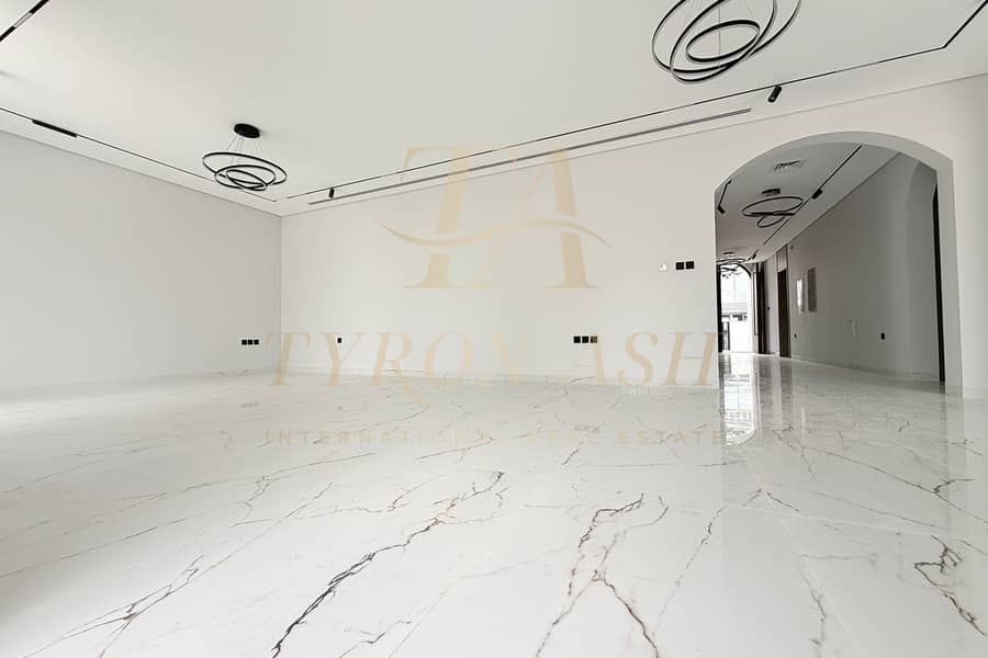 BRAND NEW - LUXURY LIVING - PRIVATE POOL - Image 7