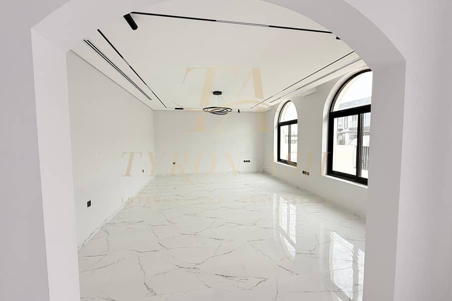 BRAND NEW - LUXURY LIVING - PRIVATE POOL - Image 9