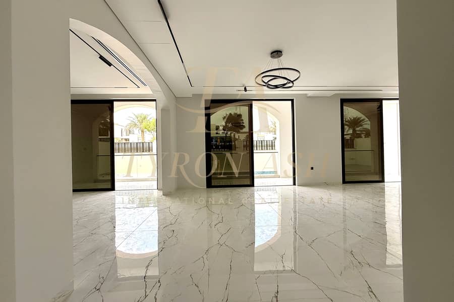 BRAND NEW - LUXURY LIVING - PRIVATE POOL - Image 29