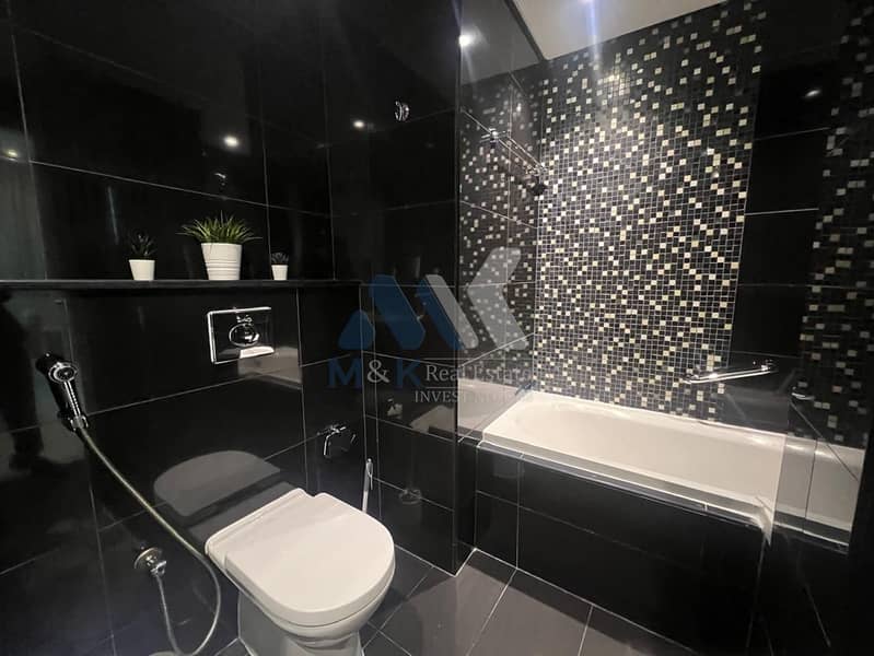 Near Dubai Mall / Canal View / Spacious Apartment - Image 8