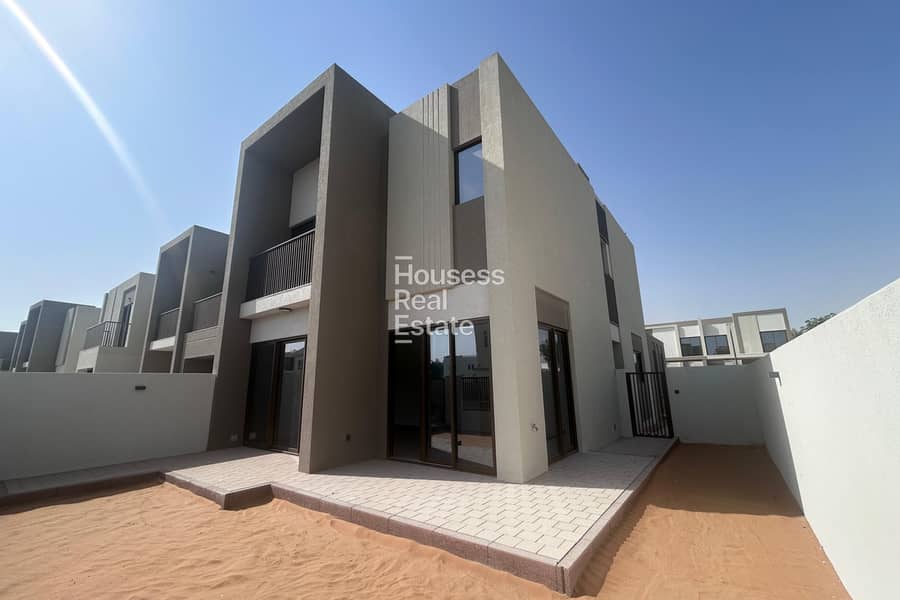 CORNER | SINGLE ROW | CLOSE TO POOL | END UNIT