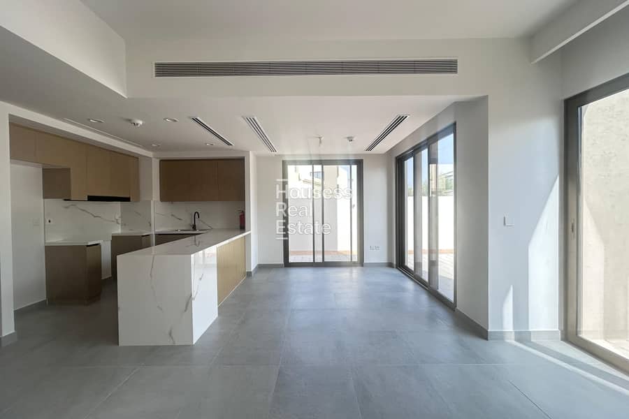 CORNER | SINGLE ROW | CLOSE TO POOL | END UNIT