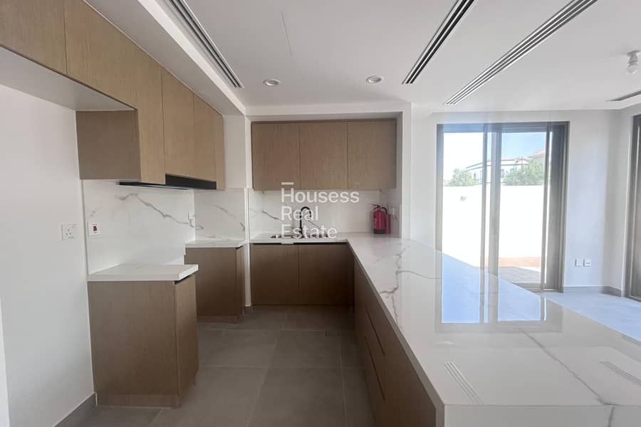 CORNER | SINGLE ROW | CLOSE TO POOL | END UNIT - Image 6