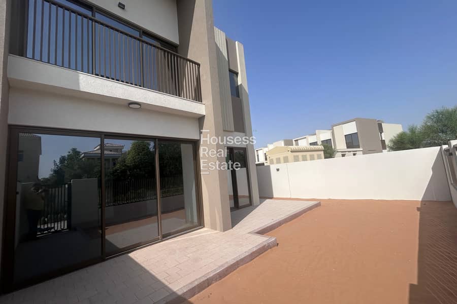 CORNER | SINGLE ROW | CLOSE TO POOL | END UNIT - Image 10