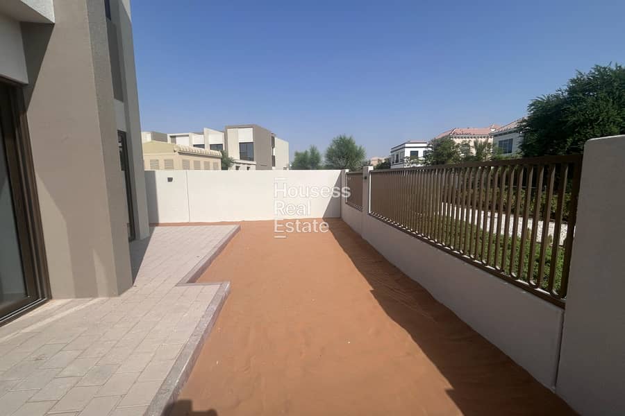 CORNER | SINGLE ROW | CLOSE TO POOL | END UNIT - Image 12