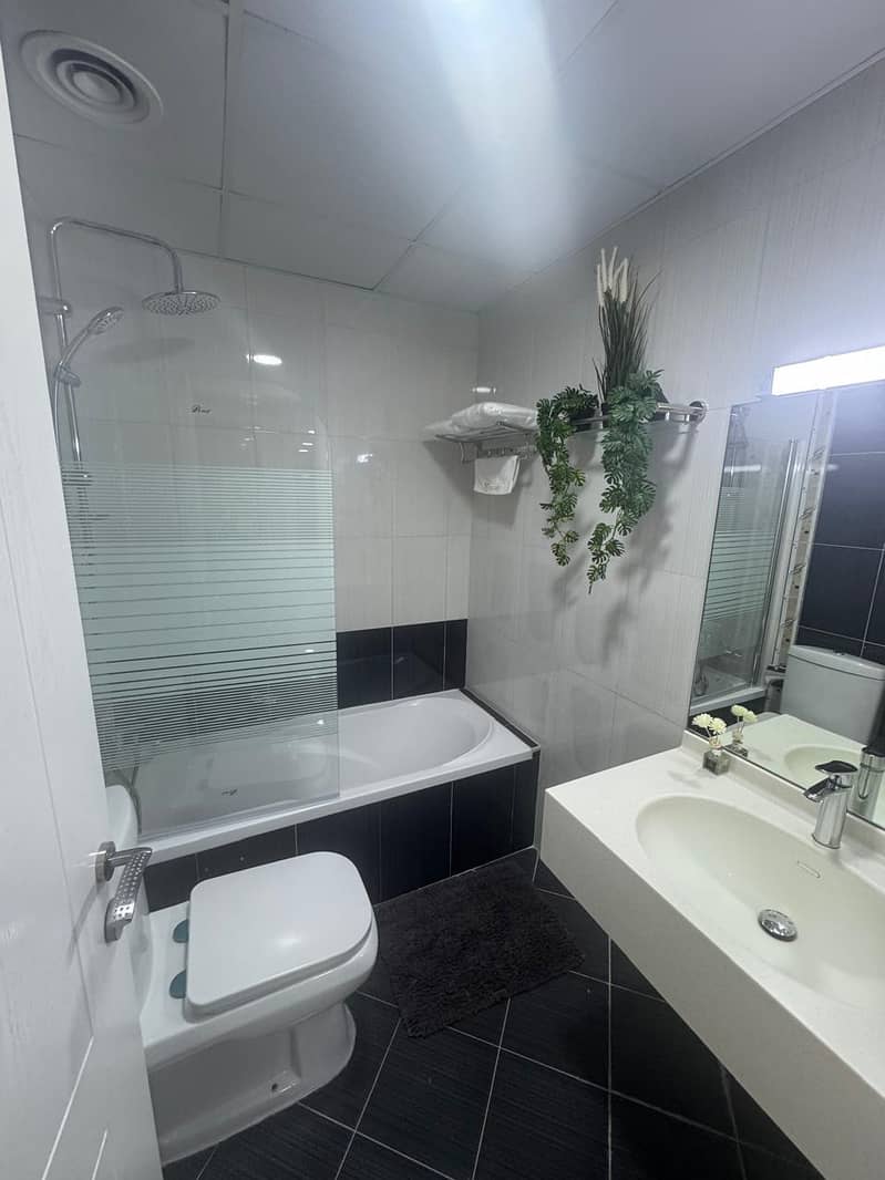 Dubai marina Free housekeeping provided every day ,Monthly 3 bedroom apartment , near JBR beach and metro station - Image 10