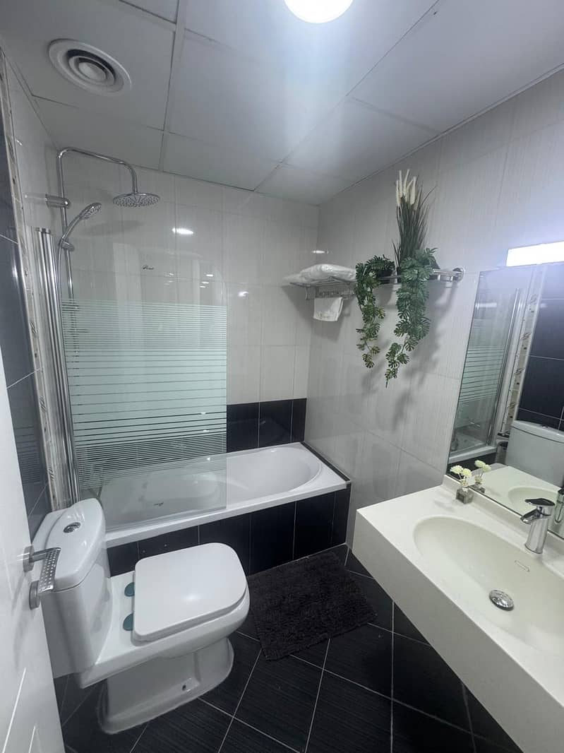 Dubai marina Free housekeeping provided every day ,Monthly 3 bedroom apartment , near JBR beach and metro station - Image 18