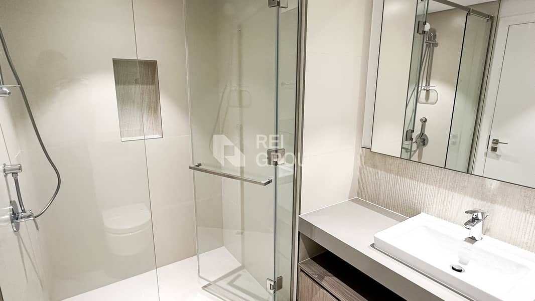 Park and Canal View | Spacious Layout | High Floor - Image 12