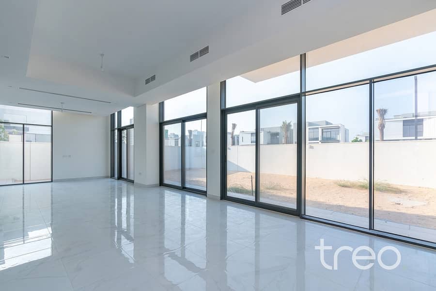 Large Plot | Landscaped | On The Pool