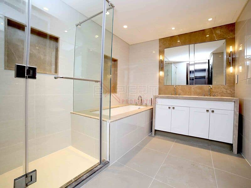 Elegant 3BR Apartment | Stunning Opera Views | Central Location - Image 10