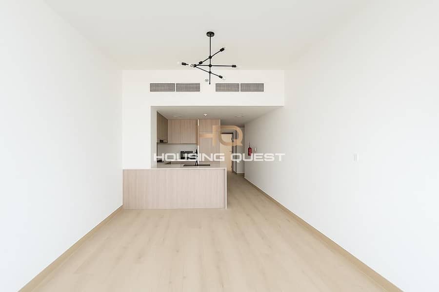 Luxurious 1 BR | Skyline & Pool View | Spacious Layout | High ROI