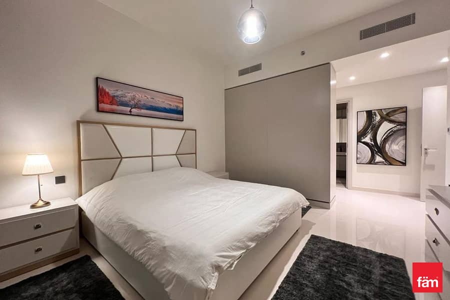 Luxury Living I Fully Furnished Available Med Dec - Image 7