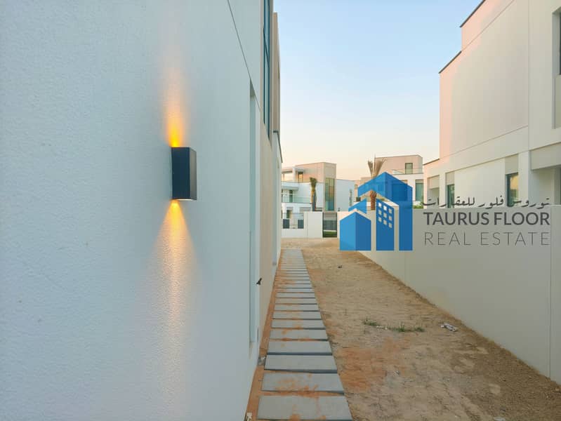 4BR +Maidroom|| Central Park|| Best in Class Amenities