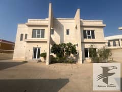 فيلا واسعة ذات طراز عصري مكونة من 7 غرف نوم مع فناء كبير