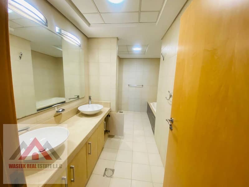 STUNNING VIEWS I BEACH ACCESS I SHORELINE - Image 10