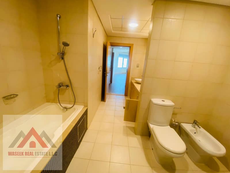 STUNNING VIEWS I BEACH ACCESS I SHORELINE - Image 11