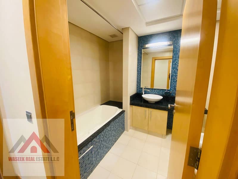 STUNNING VIEWS I BEACH ACCESS I SHORELINE - Image 12