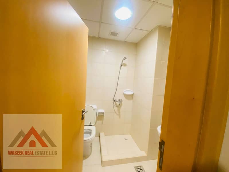 STUNNING VIEWS I BEACH ACCESS I SHORELINE - Image 13