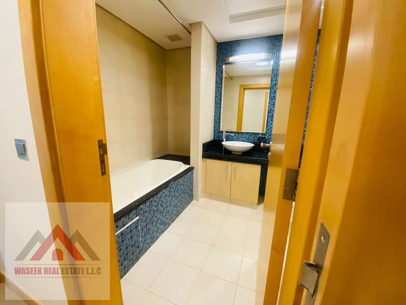 STUNNING VIEWS I BEACH ACCESS I SHORELINE - Image 16