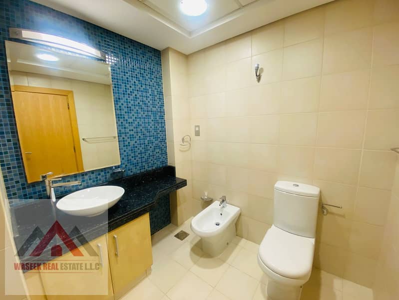 STUNNING VIEWS I BEACH ACCESS I SHORELINE - Image 17