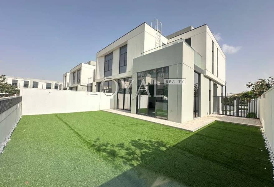 Modern 4BR Townhouse/ Spacious / Opposite the park