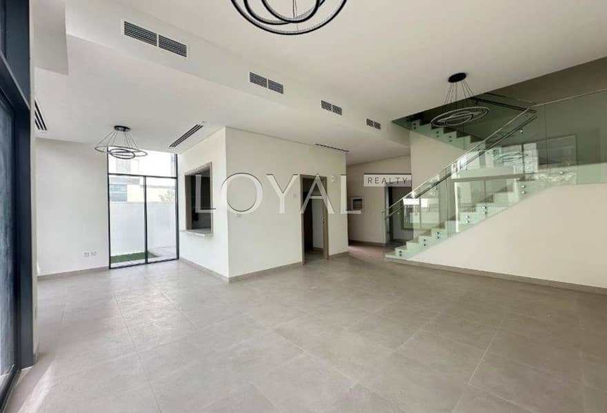 Modern 4BR Townhouse/ Spacious / Opposite the park