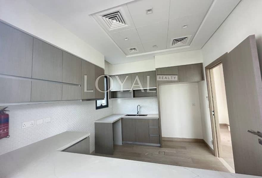 Modern 4BR Townhouse/ Spacious / Opposite the park