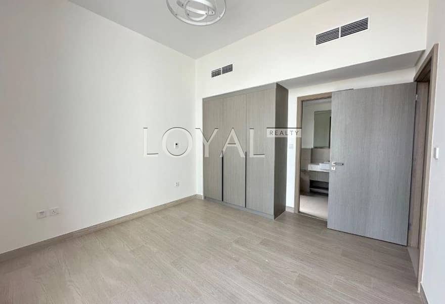 Modern 4BR Townhouse/ Spacious / Opposite the park