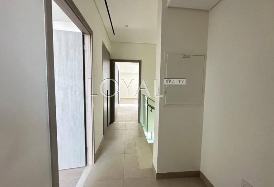 Modern 4BR Townhouse/ Spacious / Opposite the park