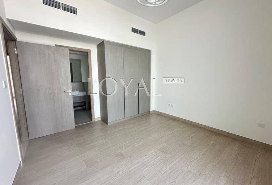 Modern 4BR Townhouse/ Spacious / Opposite the park - Image 6