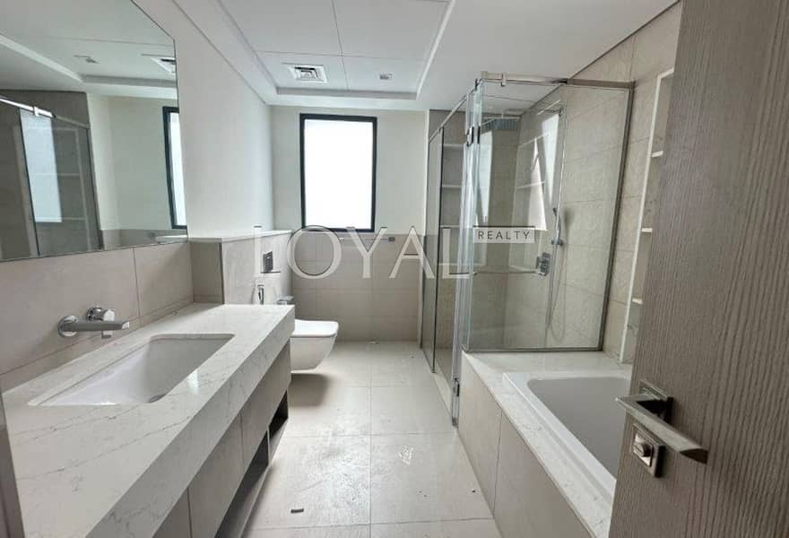 Modern 4BR Townhouse/ Spacious / Opposite the park - Image 9